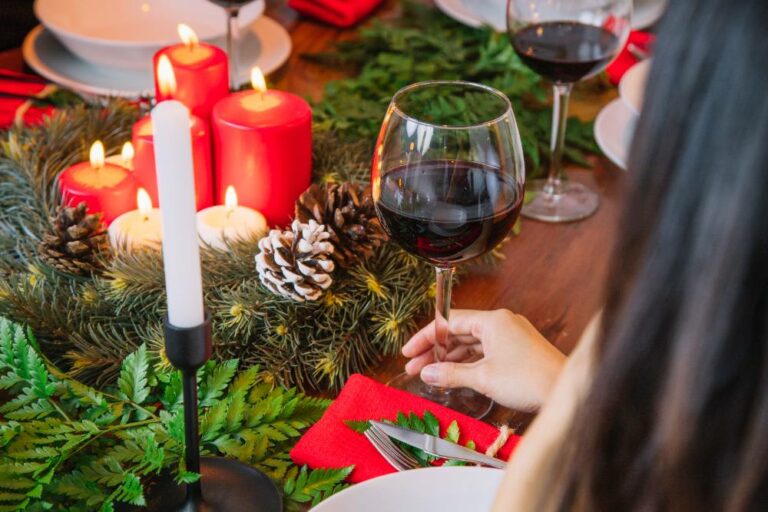 dîner de Noël avec vue rapprochée d'un verre de vin